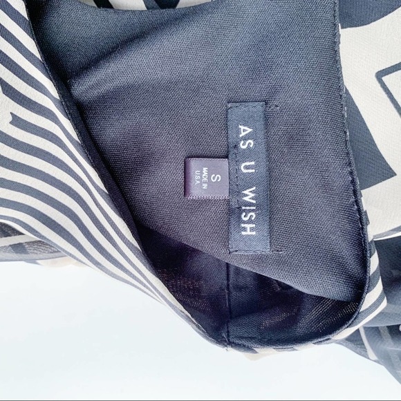 As U Wish • Short Sleeve Chevron Print Shift Dress, Black/Beige, Size Small - Picture 3 of 14